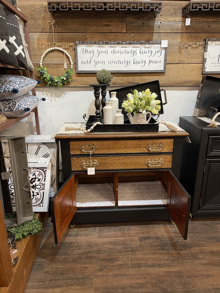 THAT OLD BLUE DOOR Updated September 2024 162 Photos 2176 3rd St