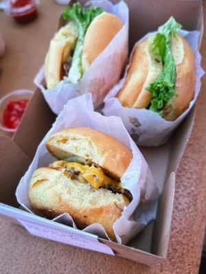 Pier Burger by null
