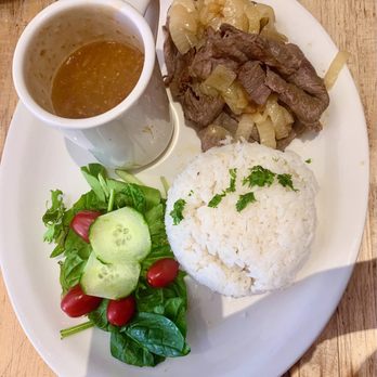 La Fonda - Salad, Steak & Onions, White Rice. Res Beans - Latin American Near Me - New York, New York La Fonda - Salad, Steak & Onions, White Rice. Res Beans - Latin American Near Me - New York, New York