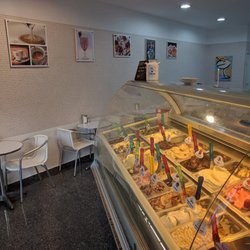 Italian Freddo - Uma visão da nossa vitrine de gelatos./ A view of our gelatos.