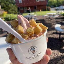 32 Below Ice Cream Shop - Live music & ice cream... What could be better?!