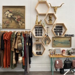 Hobo Jane Boutique -- beautiful wall design! Hobo Jane Boutique -- beautiful wall design!