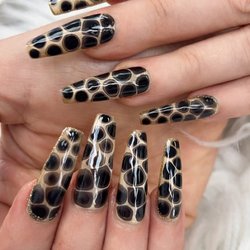 Pinks Nail Spa - Cat eyes