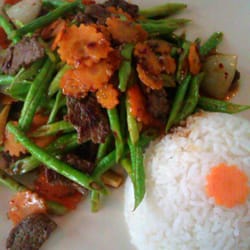Pum - Phad Nam Prik Pow - Légumes sautés à la sauce au piments doux servis avec du riz et la viande de votre choix