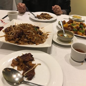 Oak Tree Inn - Beef chow fun and sweet and sour pork - Chinese Near Me - South Pasadena, California Oak Tree Inn - Beef chow fun and sweet and sour pork - Chinese Near Me - South Pasadena, California