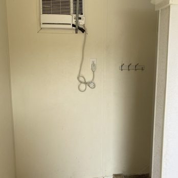 Three Oaks and a Pine - Broken ac unit in shower room - RV Parks Near Me - New Orleans, Louisiana Three Oaks and a Pine - Broken ac unit in shower room - RV Parks Near Me - New Orleans, Louisiana