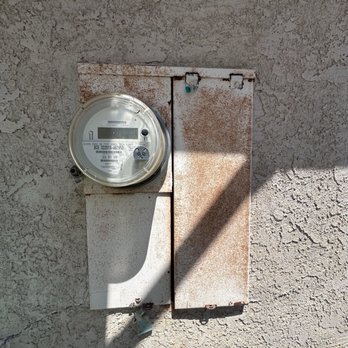 Honey Bee Electric - Old breaker 100amp - Electricians Near Me Honey Bee Electric - Old breaker 100amp - Electricians Near Me