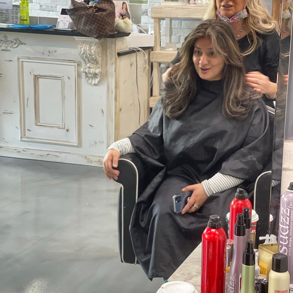 Salon 469 - Yes she knows what she's doing ! I was amazed and so happy with everything! - Hair Salons Near Me - Greenwich, Connecticut