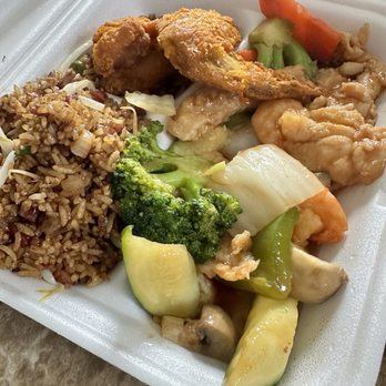 Lee's Dynasty - Chicken and Shrimp with vegetables,  chicken wings and pork fried rice. Lot of flavor, excellent choice! - Chinese Near Me - Adams, Massachusetts
