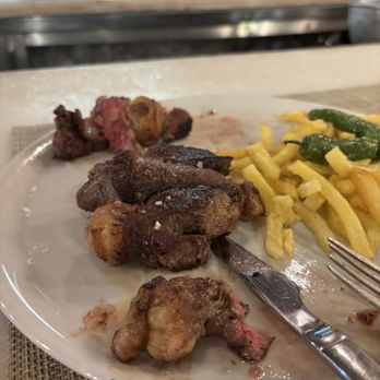 a.n.e.l. Tapas & Lounge Bar - Fatty, grisly, tough and undercooked Ox Tenderloin. - Spanish Near Me - Madrid, M