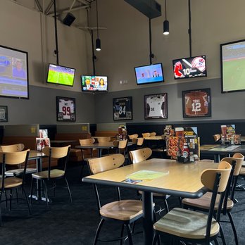BUFFALO WILD WINGS - Updated December 2025 - 114 Photos & 301