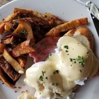 Chow - Vinny's Benedict - Breakfast & Brunch Near Me - Bend, Oregon