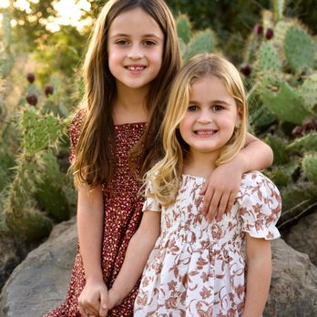Leigha Smith Photography - Sisters during a photoshoot - Session Photography Near Me Leigha Smith Photography - Sisters during a photoshoot - Session Photography Near Me