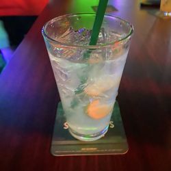 O'houlie's Pub - Tanqueray with muddled limes and tonic