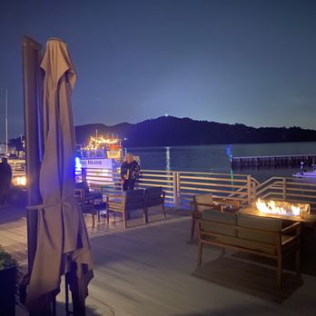 Waters Edge Hotel - Fire pits on the balcony - Hotels Near Me - Belvedere Tiburon, California Waters Edge Hotel - Fire pits on the balcony - Hotels Near Me - Belvedere Tiburon, California
