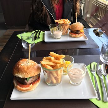 58 Tour Eiffel - Bacon cheeseburgers with french fries and cocktail sauce - French Near Me - Paris, 75 58 Tour Eiffel - Bacon cheeseburgers with french fries and cocktail sauce - French Near Me - Paris, 75