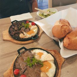 Bo ne with pate, Bo ne with pepper sauce Bo ne with pate, Bo ne with pepper sauce