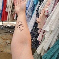 Lovebird Boutique & Jewelry Bar - Henna at the solstice party
