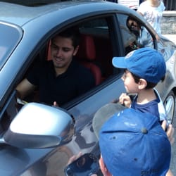 Puerta I del Estadio Olímpico Universitario - Un pequeño se acerca con el mediocampista David Cabrera para una firma
