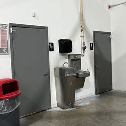 Aiguille Rock Climbing Center - Bathrooms