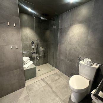 Hôtel Monville - ADA room 520 - Hotels Near Me - Montreal, Quebec Hôtel Monville - ADA room 520 - Hotels Near Me - Montreal, Quebec