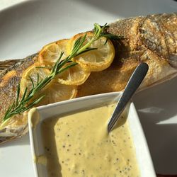 Sansibar - Loup de mer im Ganzen gebraten mit Senfsauce