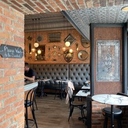 Victoria's - Main dining room