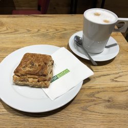 Brotgarten Vollkornbäckerei - Walnusswecke und Cappuccino