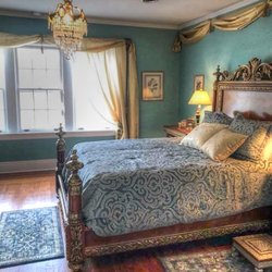 The Highland House Estate - Elegant guest room with a direct river view.