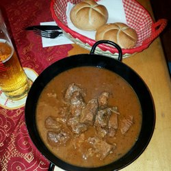 Pecherhof Franz u. Beate Pechhacker - Großes Rindsgulasch mit 2 Semmeln