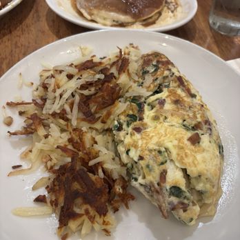 Wildberry Pancakes and Cafe - Rutherford Omelette - Breakfast & Brunch Near Me - Chicago, Illinois