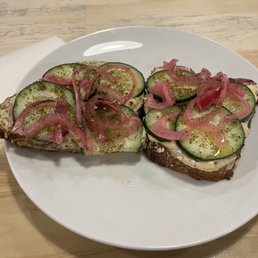 Hummus veg toast