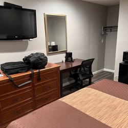 Villa Court Inn - The TV and desk