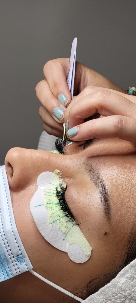 Lashes by ivonne Logo