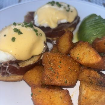 San Laurel - AVOCADO EGGS BENEDICT Eggs 63°, toasted English muffin, 'light as air' hollandaise - Spanish Near Me - Los Angeles, California San Laurel - AVOCADO EGGS BENEDICT Eggs 63°, toasted English muffin, 'light as air' hollandaise - Spanish Near Me - Los Angeles, California