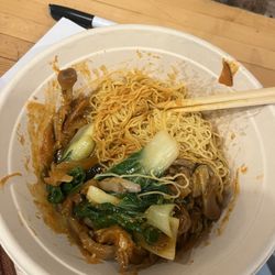Maxi’s Noodle - Lo mein with Ja Jiang Sauce