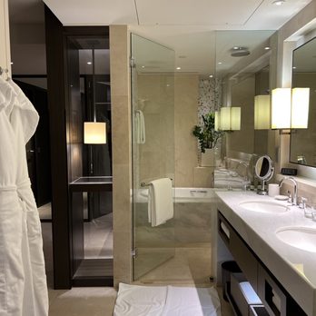 Park Hyatt Sydney - Spacious bathroom with soaking tub - Hotels Near Me - Sydney, NSW Park Hyatt Sydney - Spacious bathroom with soaking tub - Hotels Near Me - Sydney, NSW