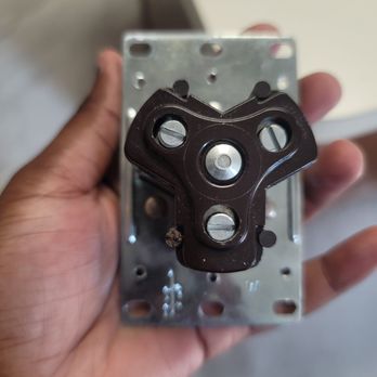 Its Electrical - Old 3-prong dryer outlet without grounding connector. - Electricians Near Me