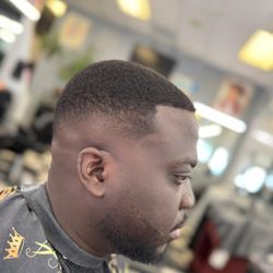 Delmys'Hair Design & Barbershop - Skin fade  men hair cut