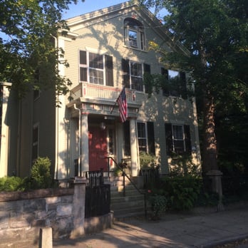 Delano Homestead Bed and Breakfast - Bed & Breakfast Near Me - Bristol, Massachusetts