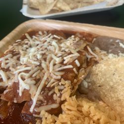 El Patron - 3 chicken enchiladas with red sauce, rice, refried beans, chips and salsa.