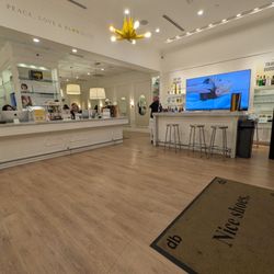 Drybar - Las Vegas in Fashion Show - Interior with actual bar serving alcohol