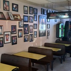 Signatures Bar & Grill - Plenty of sitting room. And friendly people.
