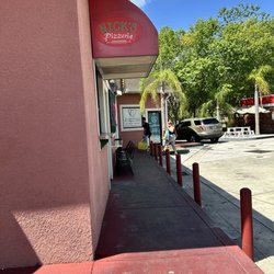 Grattin Dog - Outside entrance