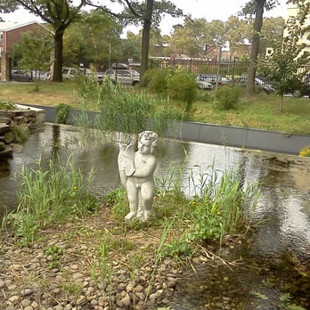 Queens Botanical Garden - This really illustrates how close the street is, how small the garden is. - Botanical Gardens Near Me - Flushing, New York