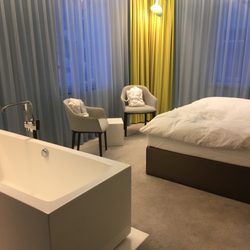 Hotels heyligenstaedt - That's right - bathtub in the middle of the room!
