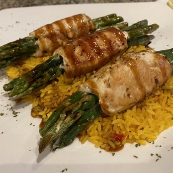 Mochomos - Esparragos a la ronca (asparagus wrapped in grilled chicken on a bed of rice) - Desserts Near Me - Mexicali, BCN Mochomos - Esparragos a la ronca (asparagus wrapped in grilled chicken on a bed of rice) - Desserts Near Me - Mexicali, BCN