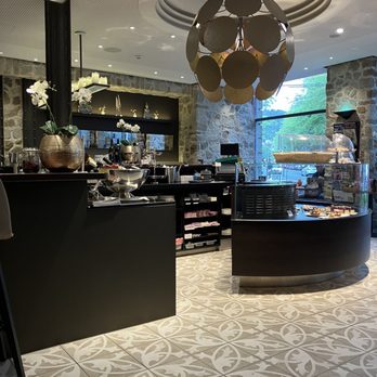 La Vie En Rose - Pastries Togo and check in for restaurant - Italian Near Me - Luzern, LU La Vie En Rose - Pastries Togo and check in for restaurant - Italian Near Me - Luzern, LU