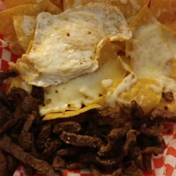 M. Burrito - Super bon steak en julienne avec nachos gratinés crème sûre sauce au fèves et une 3em sauce. - Mexican Near Me - Longueuil, Quebec M. Burrito - Super bon steak en julienne avec nachos gratinés crème sûre sauce au fèves et une 3em sauce. - Mexican Near Me - Longueuil, Quebec