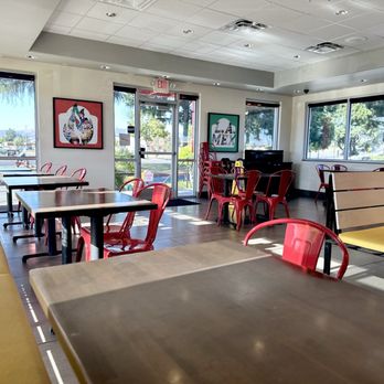 El Pollo Loco - Dining area with plenty of seating - Fast Food Near Me - Gilroy, California